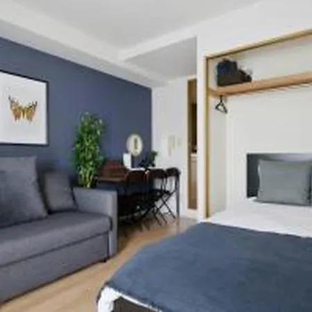 コンフィデンスロン804 Apartment